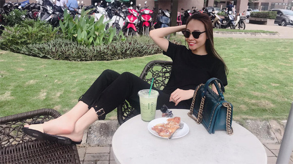 Trái lại, Đàm Thu Trang lại ưa sử dụng những chiếc túi to, mang được nhiều đồ hơn.