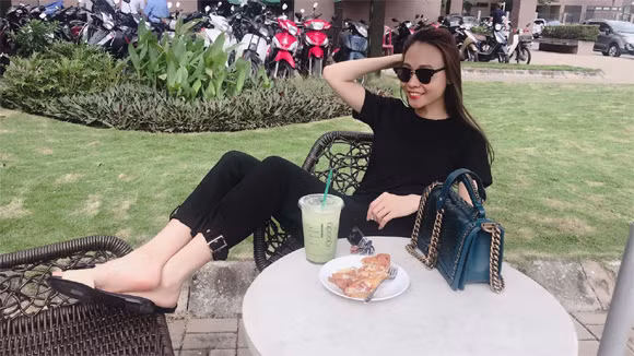 Trái lại, Đàm Thu Trang lại ưa sử dụng những chiếc túi to, mang được nhiều đồ hơn.