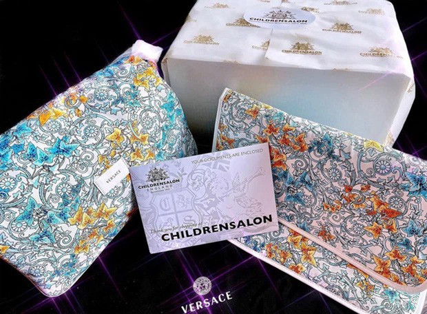 Claret Giang Lê cũng khiến dân mạng "mắt tròn mắt dẹt" khi mua túi hiệu Versace, có giá khoảng 14 triệu đồng để đựng bỉm sữa cho con.