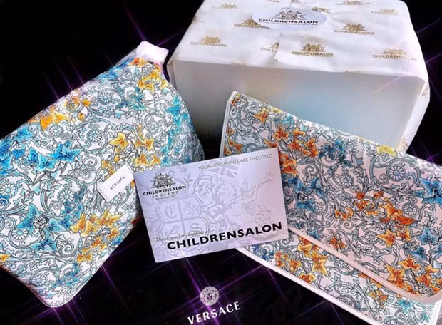 Claret Giang Lê cũng khiến dân mạng "mắt tròn mắt dẹt" khi mua túi hiệu Versace, có giá khoảng 14 triệu đồng để đựng bỉm sữa cho con.