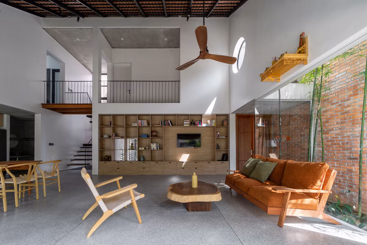 Các không gian được bố trí từ ngoài vào trong. Trong đó, lớp thứ nhất là các không gian phụ trợ như nhà để xe, nhà vệ sinh, cầu thang và sân vườn nhỏ.