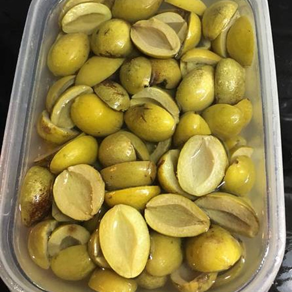 Theo cô Loan, quả trám là cả ký ức gắn liền với tuổi thơ của cô khi còn nhỏ. Vì thế, ngày nay dù trám có đắt đỏ cô vẫn không ngại chi tiền mua để được nhớ về hương vị quê nhà. Nguồn ảnh: Internet