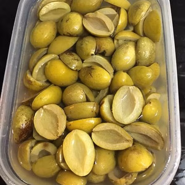 Theo cô Loan, quả trám là cả ký ức gắn liền với tuổi thơ của cô khi còn nhỏ. Vì thế, ngày nay dù trám có đắt đỏ cô vẫn không ngại chi tiền mua để được nhớ về hương vị quê nhà. Nguồn ảnh: Internet