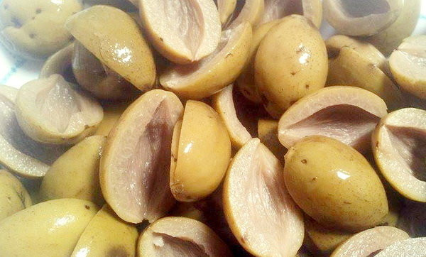 Với giá 100.000 đồng/kg thì cô Loan phải chi tới cả triệu đồng để mua trám.