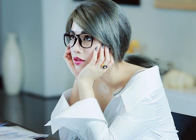 Lê Châu Giang (sinh năm 1993, tại Hà Nội) là cái tên không còn xa lạ trong hội con nhà giàu Việt Nam. Cô tốt nghiệp chuyên ngành thiết kế thời trang của trường Istituto Marangoni London tại Anh vào năm 2016, là một trong những sinh viên Việt Nam đạt thành tích xuất sắc nhất. Trong lĩnh vực thiết kế, nhiều người biết đến Châu Giang dưới cái tên Claret Giang Lê. Ảnh: Zing.