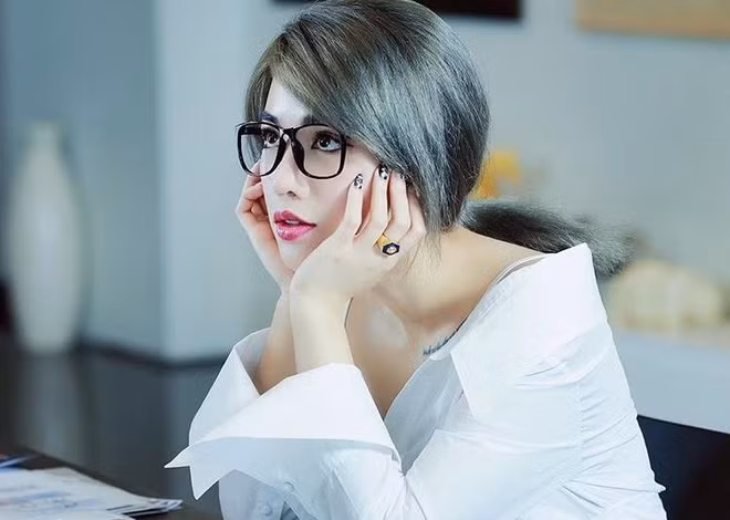 Lê Châu Giang (sinh năm 1993, tại Hà Nội) là cái tên không còn xa lạ trong hội con nhà giàu Việt Nam. Cô tốt nghiệp chuyên ngành thiết kế thời trang của trường Istituto Marangoni London tại Anh vào năm 2016, là một trong những sinh viên Việt Nam đạt thành tích xuất sắc nhất. Trong lĩnh vực thiết kế, nhiều người biết đến Châu Giang dưới cái tên Claret Giang Lê. Ảnh: Zing.