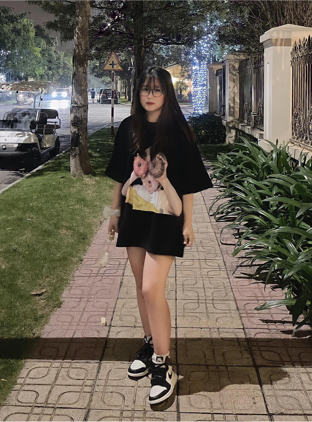 Hiện tại quy mô kinh doanh của Châu Anh chưa lớn như nhiều người nhưng cũng đang có 3 - 4 nhân viên trả lời tin nhắn, 4 - 5 người soạn gói hàng và một anh shipper. Còn bản thân Châu ANh làm content và marketing, thỉnh thoảng đăng bài...Ảnh: Pháp luật &amp; bạn đọc.