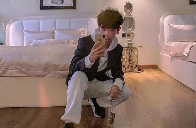 Từ năm lớp 8, Gia Kỳ bắt đầu làm việc cho gia đình. Đến năm 17 tuổi, Gia Kỳ đã trở thành CEO của gia đình. Gần đây, Gia Kỳ khoe kiếm được hơn 500 triệu đồng chỉ trong 2 ngày nhờ vào việc kinh doanh online. Ảnh: FBNV