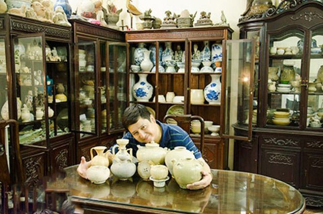 Trong nhà, nghệ sĩ bày đồ cổ khắp nơi, từ bậu cửa, cửa chính thậm chí ở cả gầm cầu thang