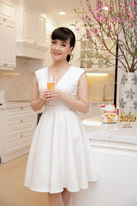 Nghệ sĩ Vân Dung mua hai căn hộ liền kề nhau trong một khu chung cư cao cấp ở Hà Nội. Một căn chị tặng bố mẹ ruột. Căn còn là nơi chị và con trai sinh sống.