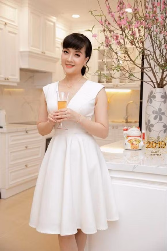 Nghệ sĩ Vân Dung mua hai căn hộ liền kề nhau trong một khu chung cư cao cấp ở Hà Nội. Một căn chị tặng bố mẹ ruột. Căn còn là nơi chị và con trai sinh sống.