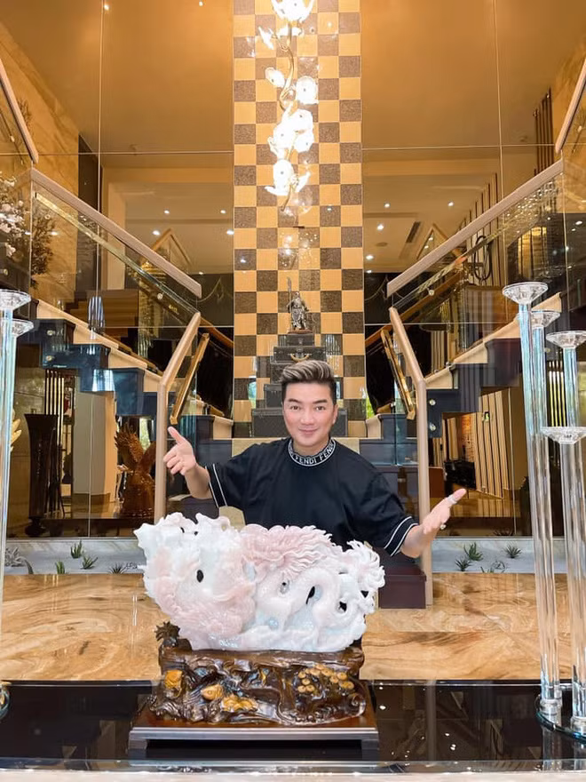 Ngoài ra, Mr Đàm cũng quyết định bán đấu giá một vật phẩm phong thủy làm từ thạch anh màu hồng, toàn bộ số tiền thu được sẽ chuyển tiếp ra Bắc Giang và Bắc Ninh để ủng hộ kinh phí chống dịch. Ảnh: FBNV.