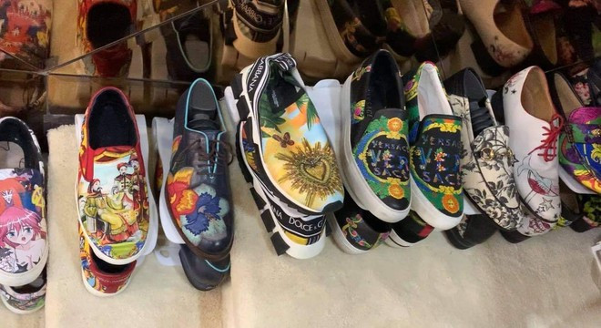 Ngoài túi xách, ca sĩ Đàm Vĩnh Hưng còn có đến cả nghìn đôi giày được "ông hoàng nhạc Việt" sưu tập khắp nơi trên thế giới. Ảnh: FBNV.