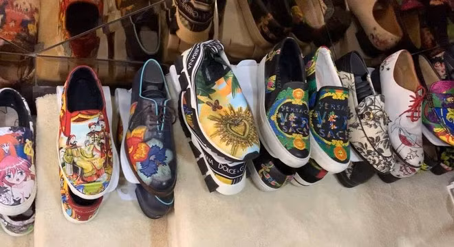 Ngoài túi xách, ca sĩ Đàm Vĩnh Hưng còn có đến cả nghìn đôi giày được "ông hoàng nhạc Việt" sưu tập khắp nơi trên thế giới. Ảnh: FBNV.