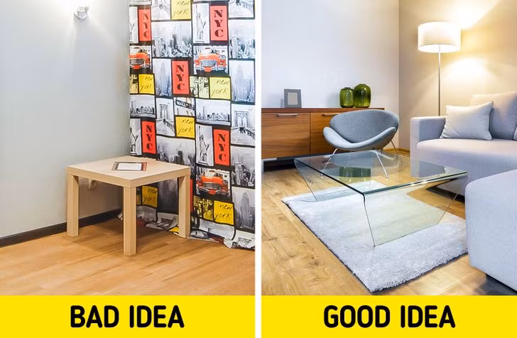 Thay vì đồ nội thất nặng, hãy chọn nội thất bằng kính và các vật liệu trong suốt khác giúp không gian trông lớn hơn. Gia chủ cũng có thể chọn các bề mặt phản chiếu sẽ làm cho nó có vẻ như rộng lớn hơn.