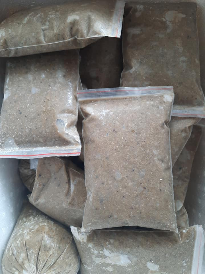 Ngoài cua đồng tươi sống nguyên con được bán tại các chợ với giá từ 150-180.000 đồng/kg, trên chợ mạng còn xuất hiện cua đồng xay sẵn được rao bán với giá rẻ chỉ bằng một nửa, thậm chí là 1/3 loại cua tươi sống. Ảnh: Facebook.