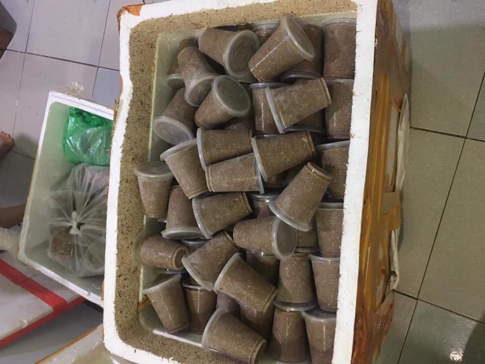 Mỗi kg cua đồng xay sẵn bao gồm 1 túi thịt cua giã nhỏ và 1 túi gạch cua, có giá từ 60.000 - 80.000 đồng/kg. Ảnh: Facebook