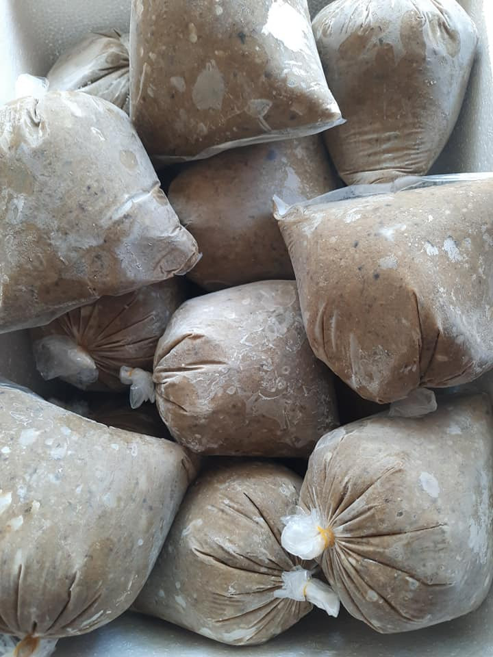 Với mức giá rẻ giật mình như vậy, nhiều người nghi ngờ loại cua đông lạnh xay sẵn này có thể là cua miền Tây hoặc cua nhập khẩu từ Campuchia, Thái Lan. Ảnh: Facebook