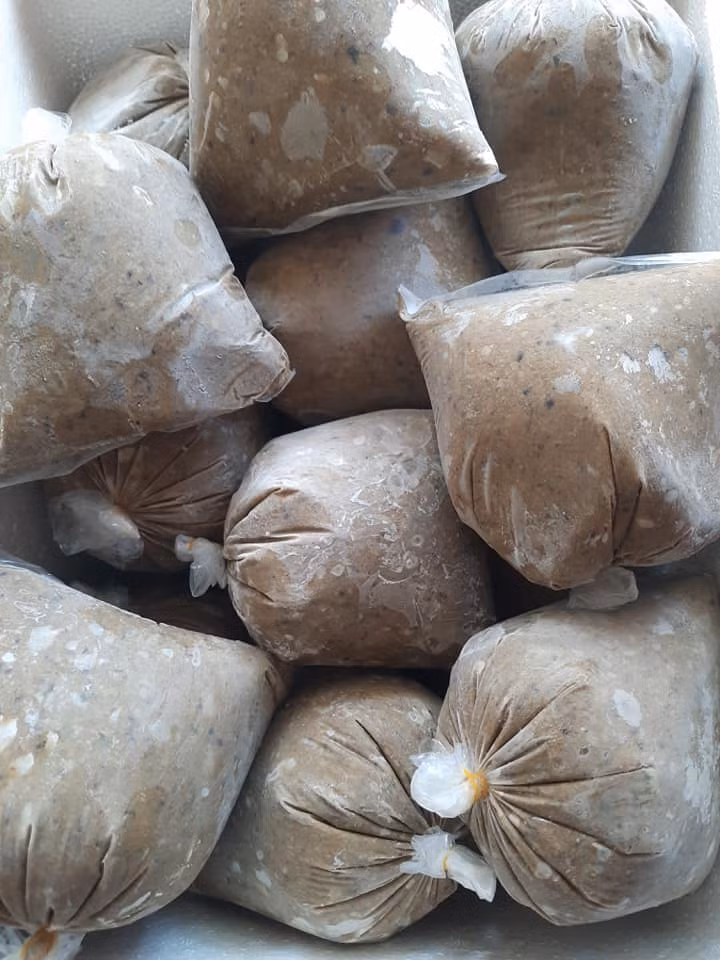 Với mức giá rẻ giật mình như vậy, nhiều người nghi ngờ loại cua đông lạnh xay sẵn này có thể là cua miền Tây hoặc cua nhập khẩu từ Campuchia, Thái Lan. Ảnh: Facebook