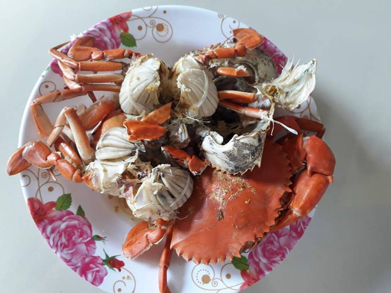 Thế nhưng, thực chất giá 50.000 đồng 3 con cua mà người bán rao chỉ là cách để họ thu hút người đi đường. Khi hỏi mua thì người bán chỉ vào những con cua nhỏ xíu. Ảnh: Plo