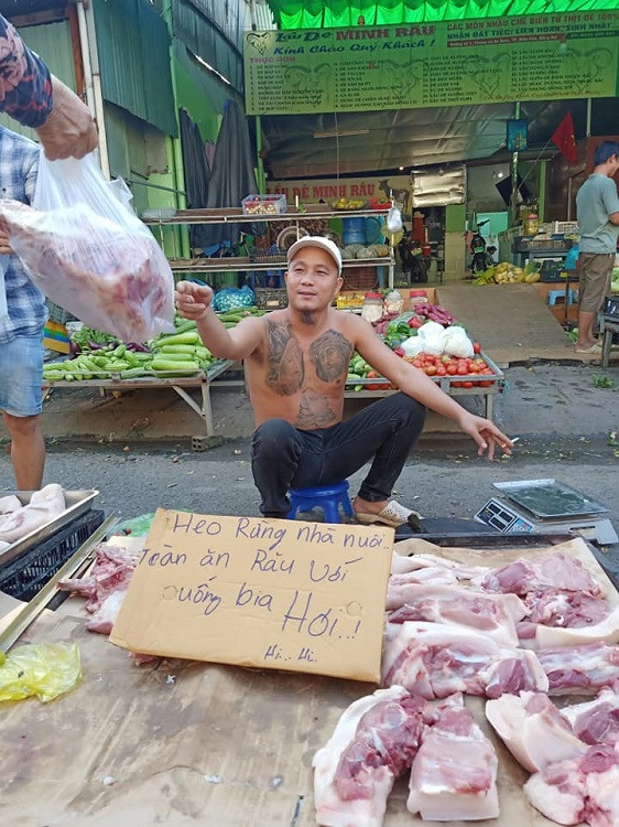 Cách đây không lâu, anh Phạm Hồng Minh (37 tuổi, ở Biên Hòa, Đồng Nai) gây sốt cộng đồng mạng vì kiểu bán hàng bá đạo. Ảnh: Facebook