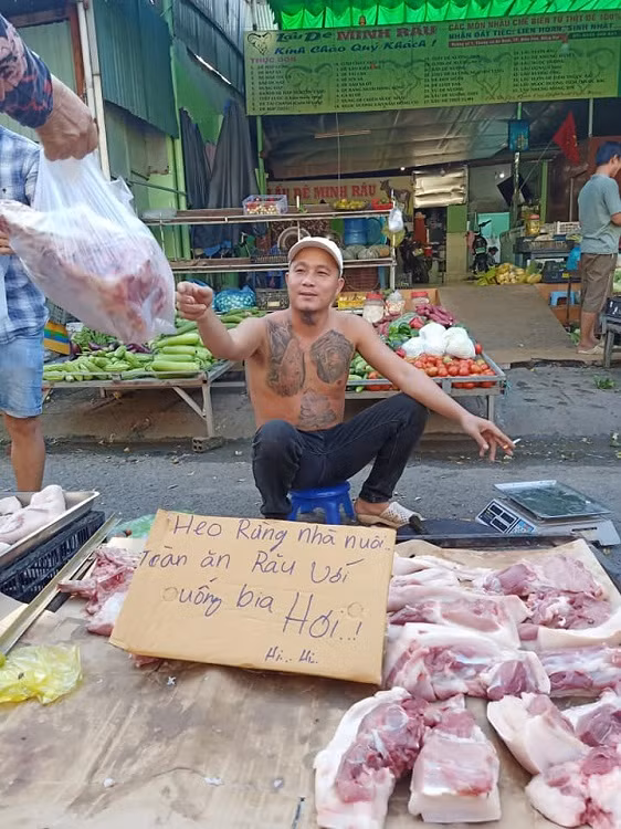 Cách đây không lâu, anh Phạm Hồng Minh (37 tuổi, ở Biên Hòa, Đồng Nai) gây sốt cộng đồng mạng vì kiểu bán hàng bá đạo. Ảnh: Facebook