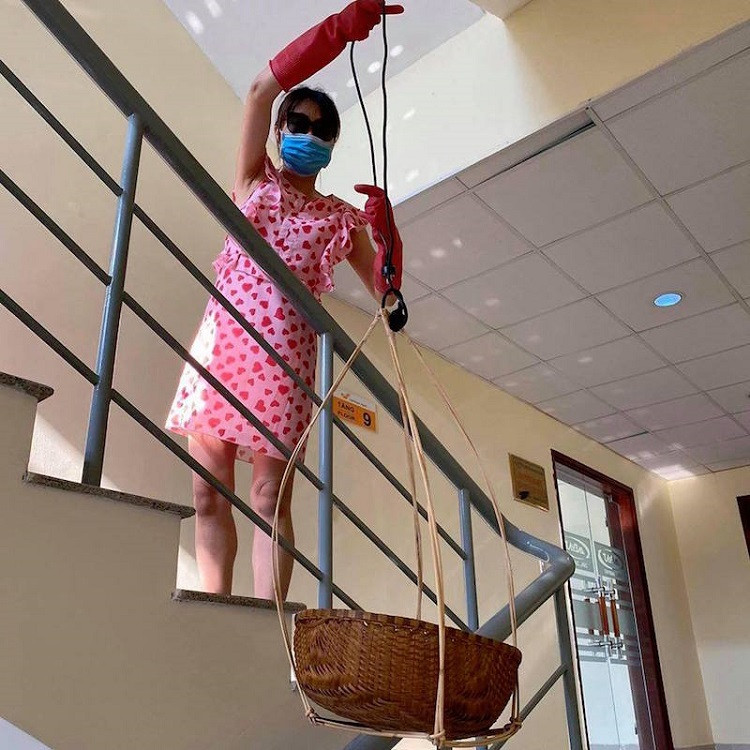 Tuyệt chiêu vận chuyển hàng hóa “cười ra nước mắt” giữa đại dịch. Ảnh: Dân Việt