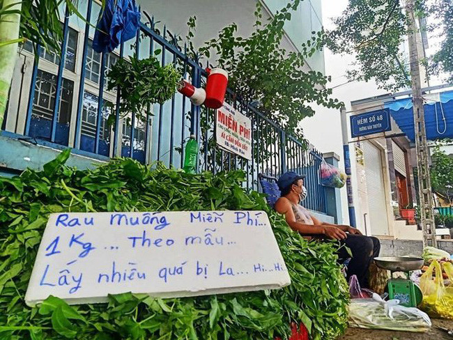 Sự độc đáo không chỉ ở cách anh bán hàng mà còn bởi quầy rau miễn phí giữa mùa dịch anh dành cho người có hoàn cảnh đặc biệt, sinh viên nghèo. Ảnh: Facebook