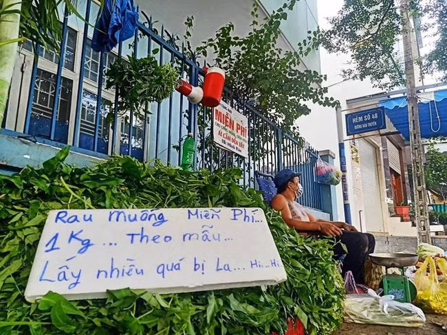 Sự độc đáo không chỉ ở cách anh bán hàng mà còn bởi quầy rau miễn phí giữa mùa dịch anh dành cho người có hoàn cảnh đặc biệt, sinh viên nghèo. Ảnh: Facebook