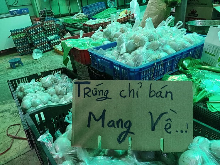 Quầy rau của anh Minh được giới thiệu bằng những tấm biển độc đáo anh chế từ miếng xốp, bìa cát tông với nội dung thú vị. Ảnh: Facebook