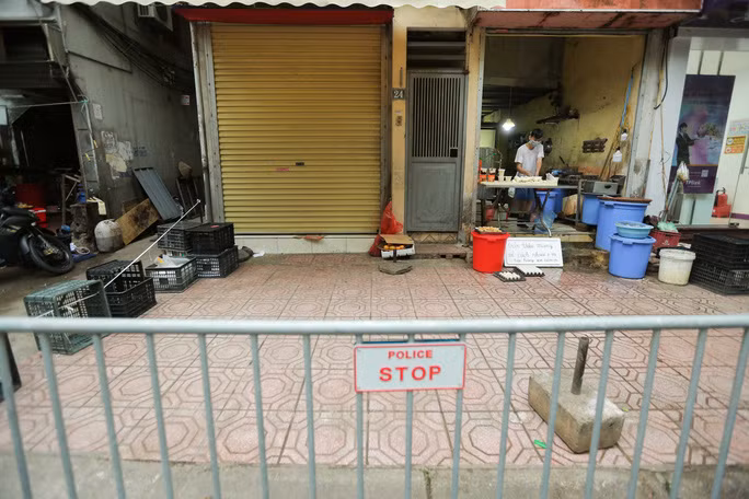 Người mua hàng không được vượt qua rào chắn và phải đứng bên ngoài. Ảnh: Người lao động