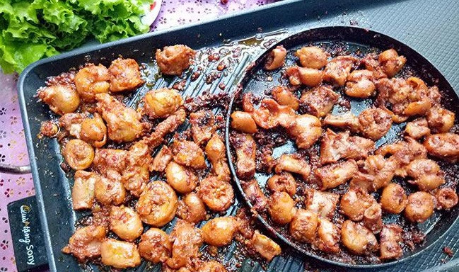 Trên thực tế, loại thức ăn này chứa nhiều nguy cơ không an toàn. Thực phẩm bị tẩm hóa chất, ướp hương liệu quá lâu là mối nguy hại lớn với người tiêu dùng.