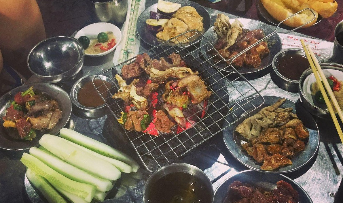 Cũng bởi thế mà vấn đề vệ sinh an toàn thực phẩm là điều khách hàng không thể xem nhẹ. Đặc biệt là các quán ăn vỉa hè.