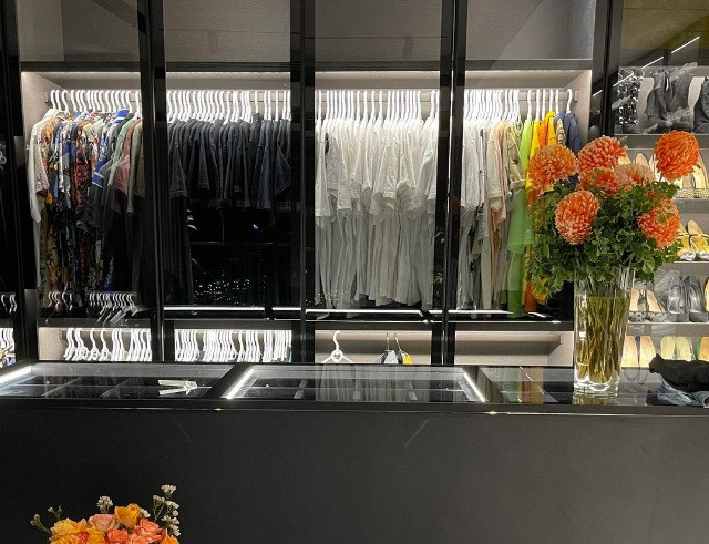 Tủ đồ hiệu đắt giá của hai vợ chồng Trấn Thành được sắp xếp siêu gọn gàng theo màu sắc. Ảnh: FBNV.