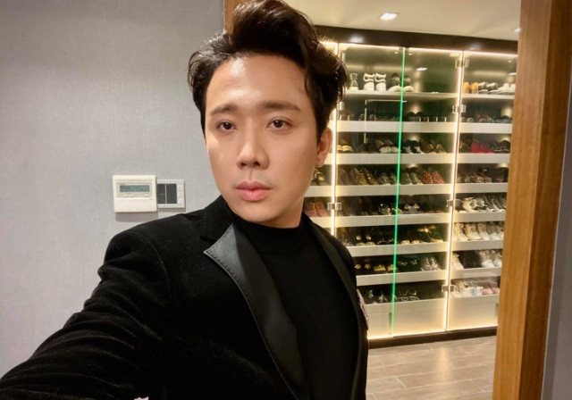 Trấn Thành còn thiết kế hẳn một chiếc tủ khổng lồ để đựng những chai nước hoa đến từ các thương hiệu nổi tiếng. Ảnh: FBNV.