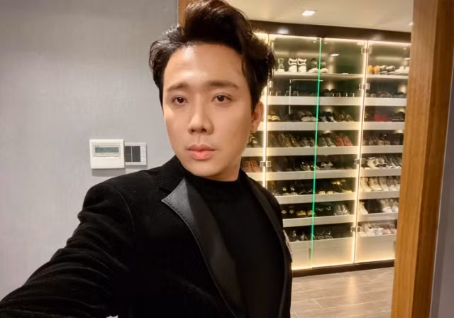 Trấn Thành còn thiết kế hẳn một chiếc tủ khổng lồ để đựng những chai nước hoa đến từ các thương hiệu nổi tiếng. Ảnh: FBNV.