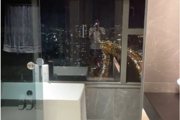 Đặc biệt, căn hộ của Trấn Thành - Hari Won còn có view nhìn thành phố cực đẹp. Ảnh: FBNV.