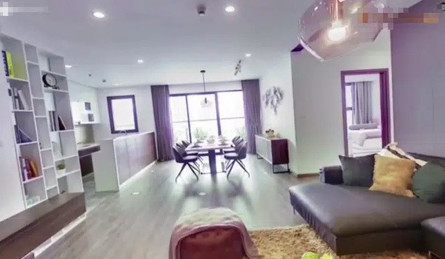 Vì thường xuyên lưu diễn và quay tại Hà Nội nên MC Trấn Thành cũng mua một căn hộ tại thủ đô. Căn hộ cao cấp này có diện tích rộng hơn 100m2 với giá 7,5 tỷ, tầm nhìn hướng ra Hồ Tây. Ảnh: FBNV.