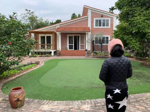 Khoảng sân trước nhà được trải thảm cỏ nhân tạo để các con vui chơi. Ảnh: Vietnamnet