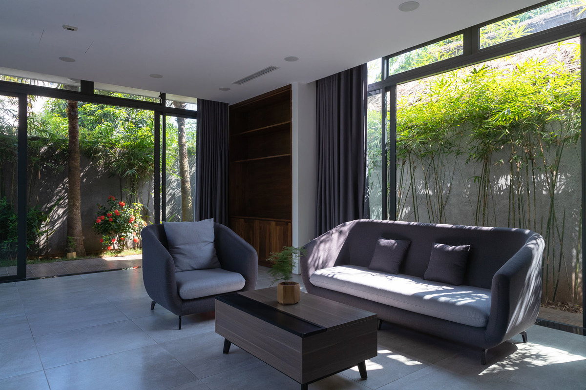 Toàn bộ không gian tầng 1 là không gian mở lớn kết nối tối đa với khu vườn bao quanh, nơi dành cho khu vực tiếp khách trong nhà, ngoài nhà, ăn uống và giao lưu sinh hoạt chung của các thành viên trong gia đình.