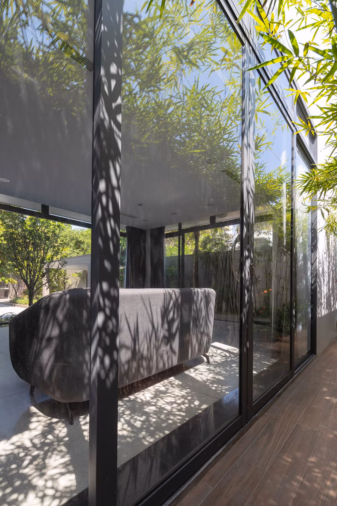 Khu vực sinh hoạt chung được đưa vào lõi ngôi nhà cùng hệ thống cầu thang.