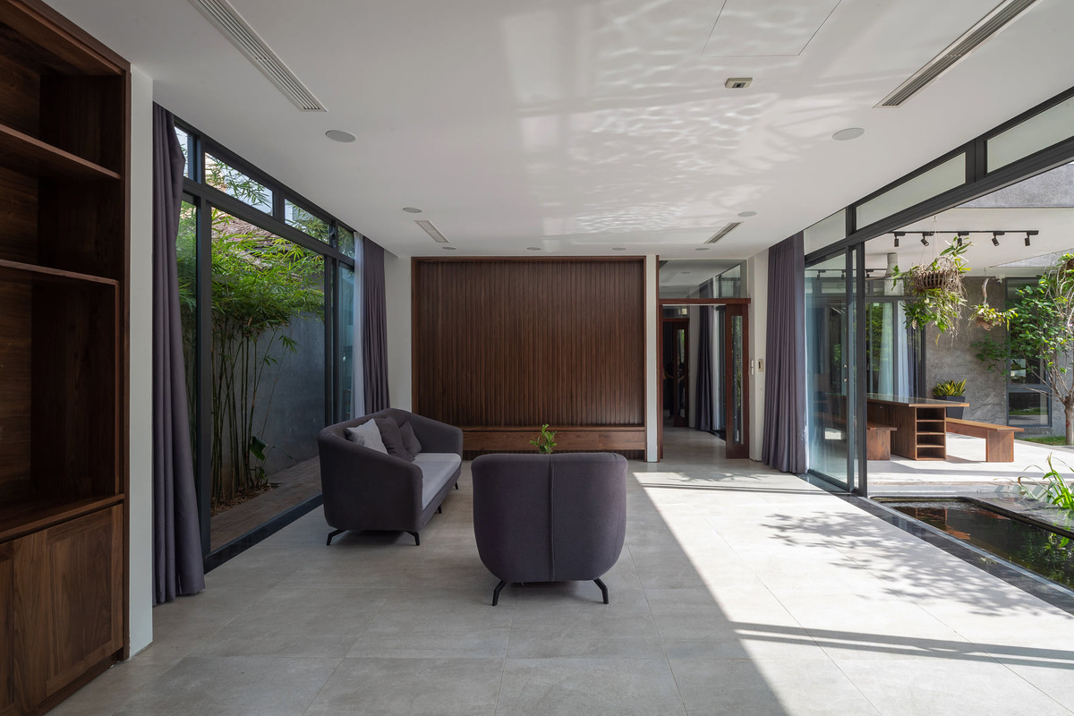 Ngôn ngữ hình khối chạy ziczac liên tục trong khuôn viên khu đất hình chữ nhật tạo nên một dòng chảy mềm mại, đan xen, nhằm gắn kết chặt chẽ mọi không gian trong ngôi nhà với nhau: giữa ngôi nhà và sân vườn, không gian trong – và ngoài.