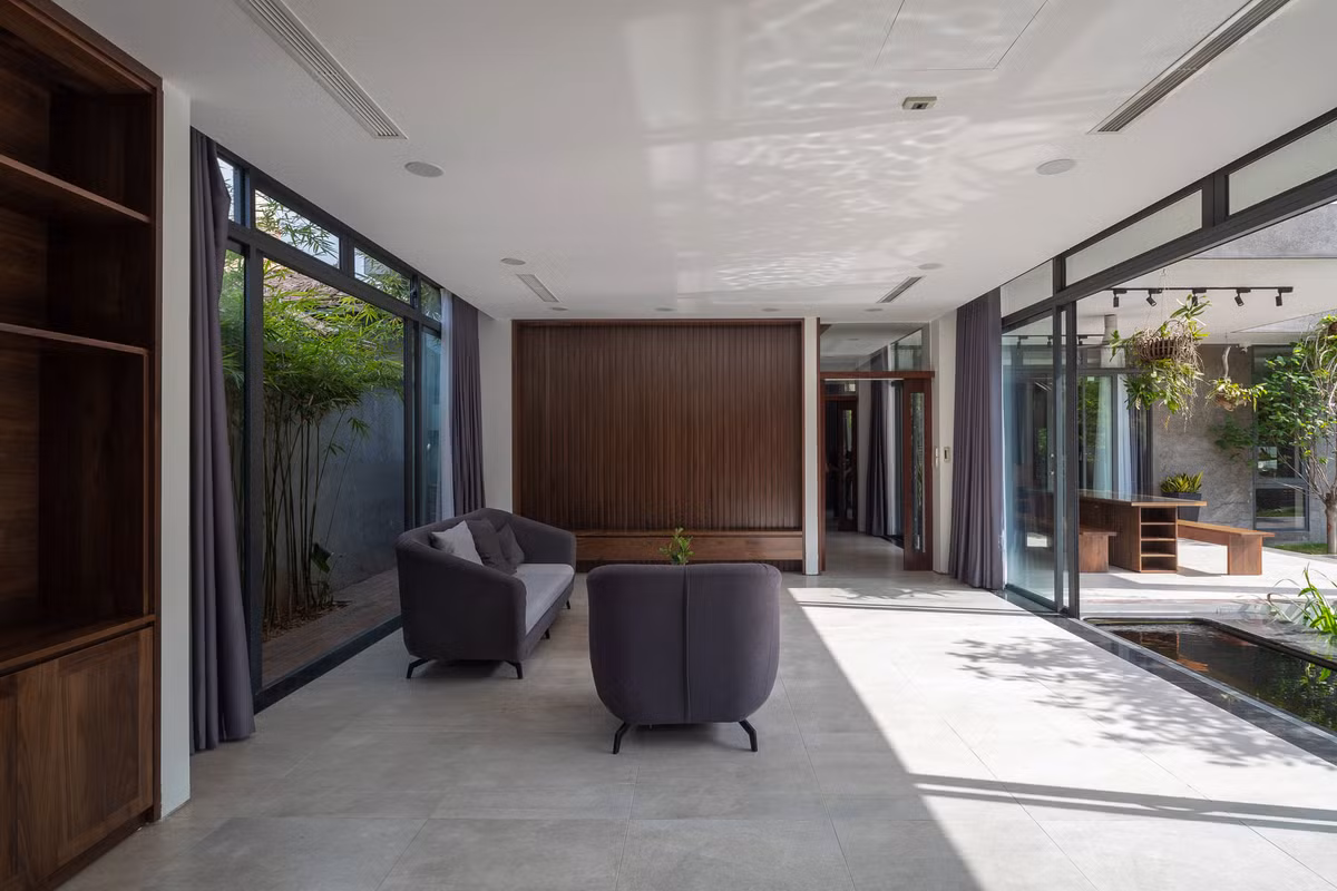 Ngôn ngữ hình khối chạy ziczac liên tục trong khuôn viên khu đất hình chữ nhật tạo nên một dòng chảy mềm mại, đan xen, nhằm gắn kết chặt chẽ mọi không gian trong ngôi nhà với nhau: giữa ngôi nhà và sân vườn, không gian trong – và ngoài.