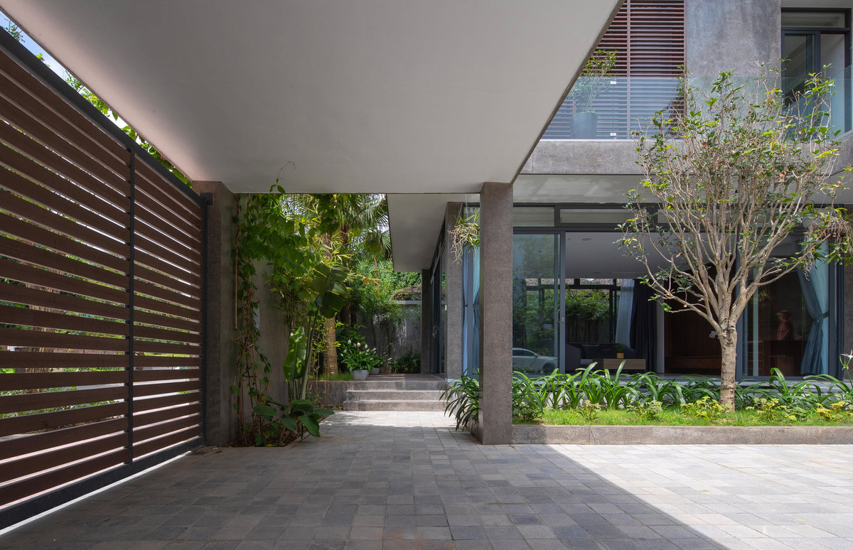 Quanh nhà và các gốc cây, gia chủ tự trồng rau, vừa có nguồn thực phẩm sạch vừa tận hưởng cuộc sống nghỉ dưỡng. Nguồn ảnh: Triệu Chiến