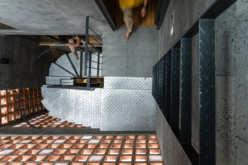 Lối cầu thang nhìn từ trên cao.