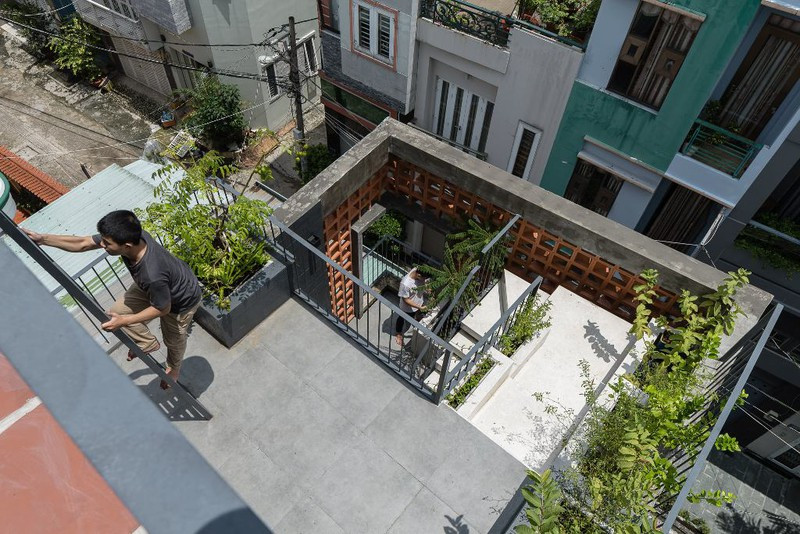 Dọc khu chức năng, kiến trúc sư thiết kế nhiều chỗ trồng cây giúp căn nhà luôn xanh mát.