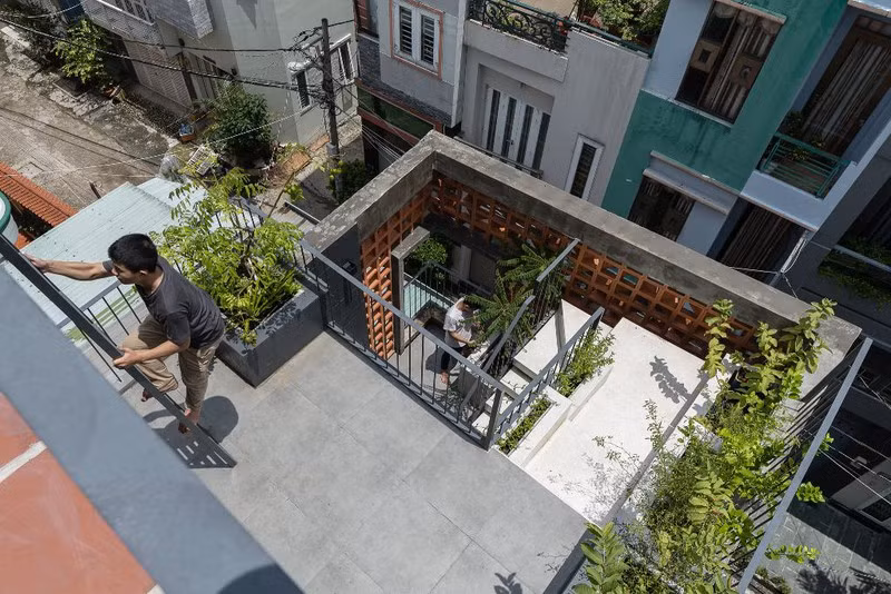 Dọc khu chức năng, kiến trúc sư thiết kế nhiều chỗ trồng cây giúp căn nhà luôn xanh mát.