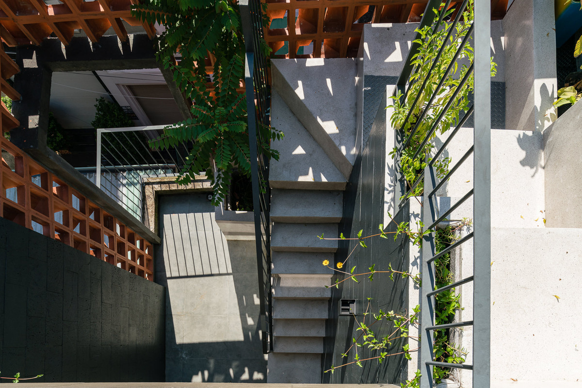 Kiểu gạch này giúp ánh sáng và gió vào được bên trong nhưng vẫn hạn chế tầm nhìn từ bên ngoài vào mà không lo mưa tạt.