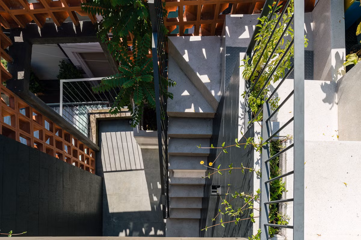 Kiểu gạch này giúp ánh sáng và gió vào được bên trong nhưng vẫn hạn chế tầm nhìn từ bên ngoài vào mà không lo mưa tạt.