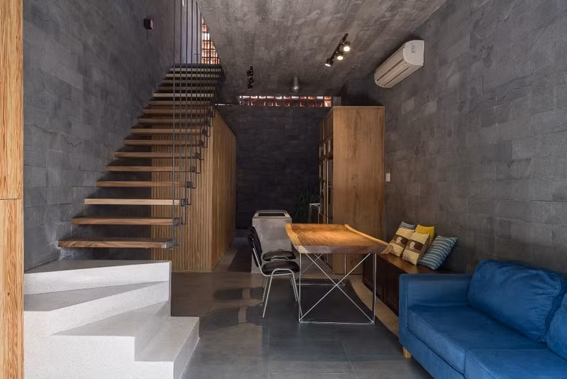 Nhà có sự kết sợ giữa các yếu tố thô mộc như trần, sàn bê tông và nội thất gỗ.